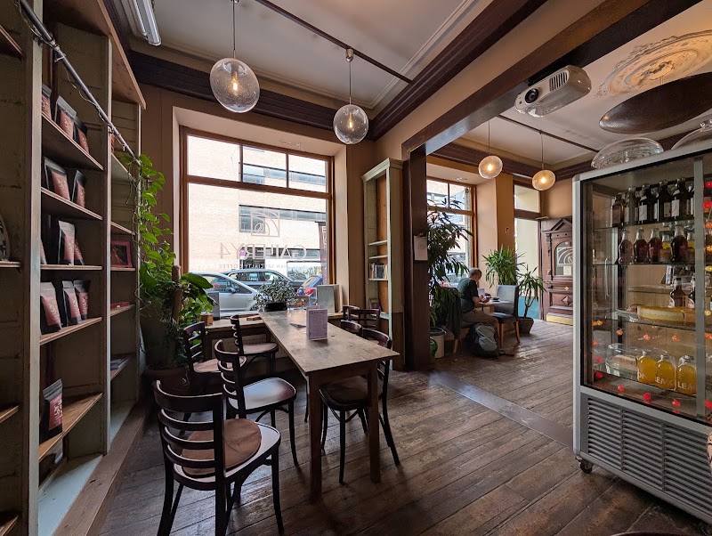 Café Gallery 4 - Specialty Coffee & Community in Köln Rathenauviertel nähe Belgisches Viertel, Cologne